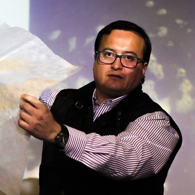 ST07. SANTIAGO (CHILE), 24/07/2018.- El gerente comercial de Solubag, Cristian Olivares, realiza la demostración de una bolsa hidrosoluble hoy, martes 24 de julio de 2018, en Santiago (Chile). Un nuevo concepto de bolsas de plástico, sin ningún derivado del petróleo y completamente hidrosolubles, fue presentado hoy en Santiago por unos ingenieros chilenos como un avance para acabar con la contaminación que generan estos útiles. Todo el concepto recae en el cambio de la fórmula química actual que se utiliza en todo el mundo para producir bolsas de plástico, explicaron el gerente general, Roberto Astete, y el gerente comercial, Cristian Olivares, de Solubag, la empresa chilena que ha desarrollado esta innovación. Tras la modificación de la formula química del PVA (alcohol polivinílico), las bolsas se deshacen y se diluyen en el agua sin causar perjuicio ni en el medioambiente ni en el propio líquido que las absorbe. EFE/Alberto Peña